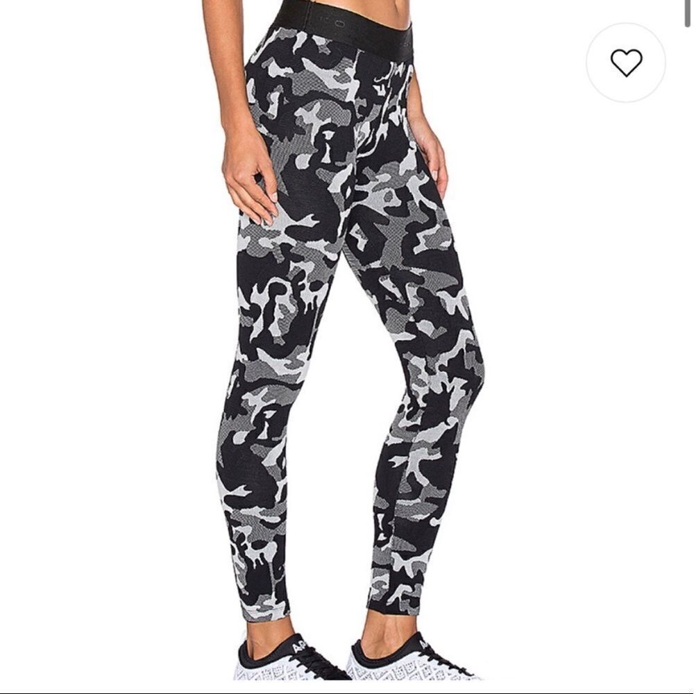 Koral Knockout Crop Legging Blk Camo Knit Jacquard